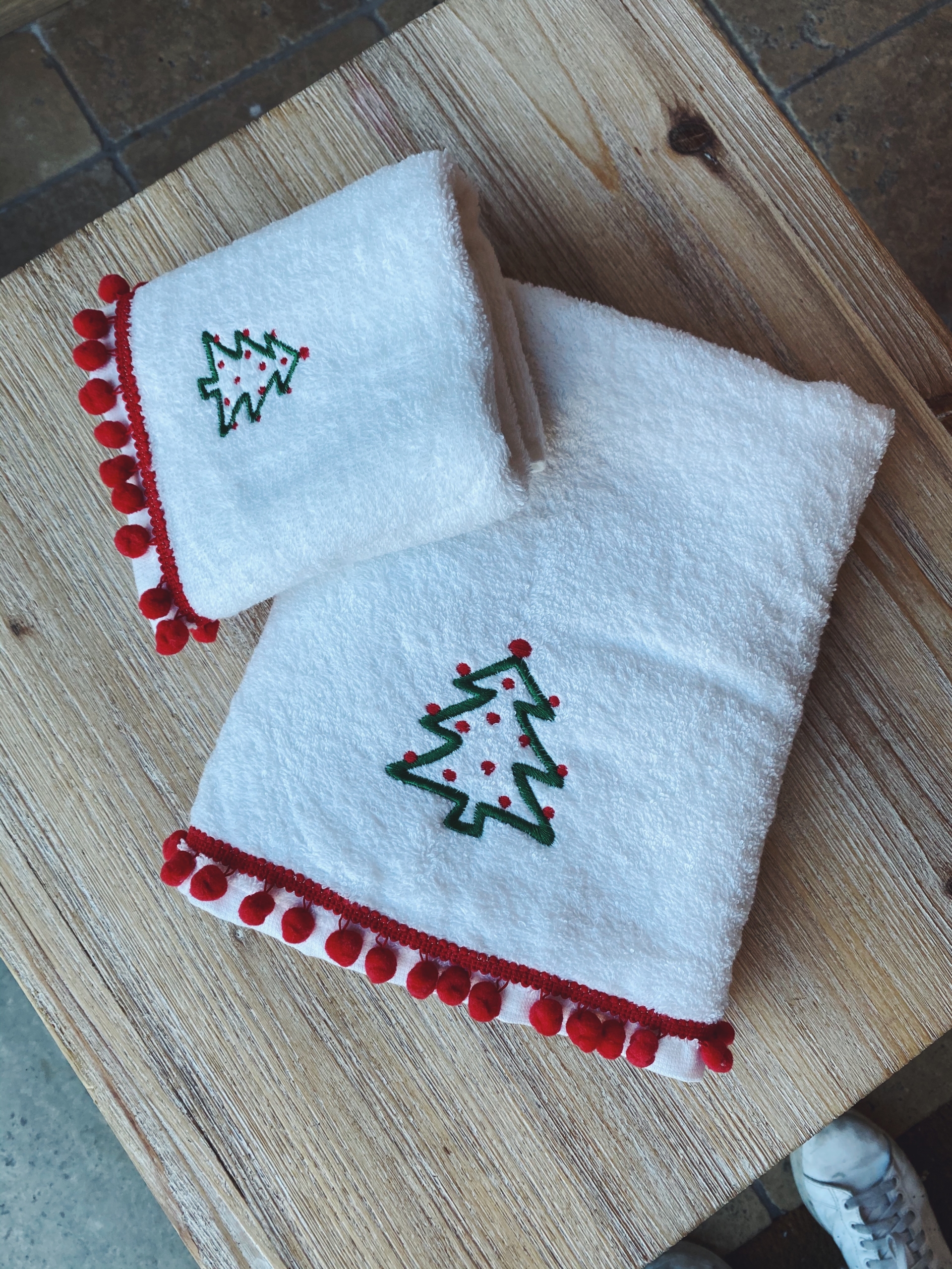 COPPIA ASCIUGAMANI BIANCHI (420gr) CON POM POM ROSSI - NATALE