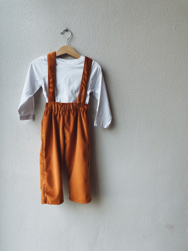 PANTALONE CON BRETELLE IN VELLUTO