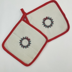 COPPIA PRESINE CUCINA ricamo: CORONA NATALIZIA