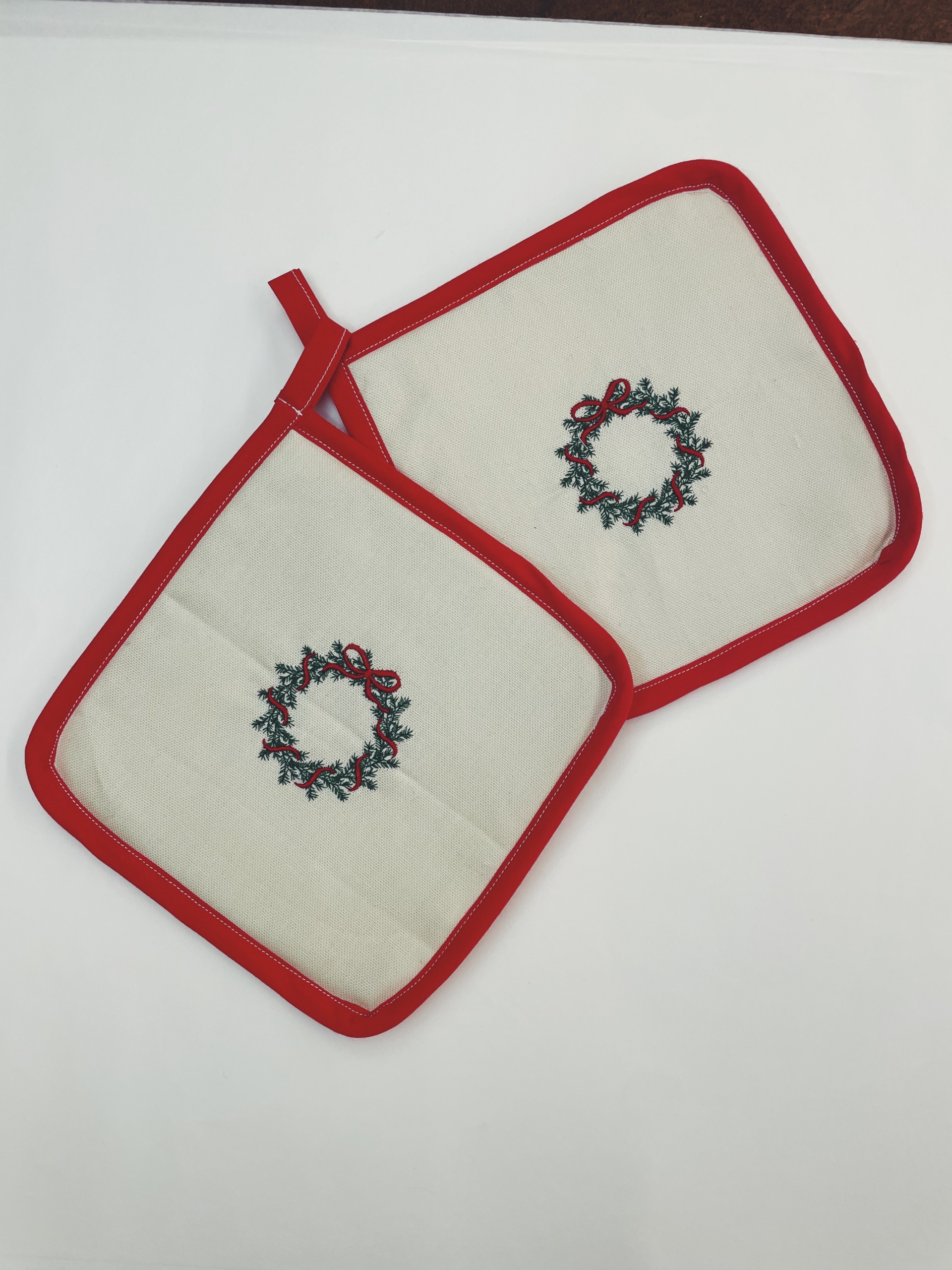 COPPIA PRESINE CUCINA ricamo: CORONA NATALIZIA