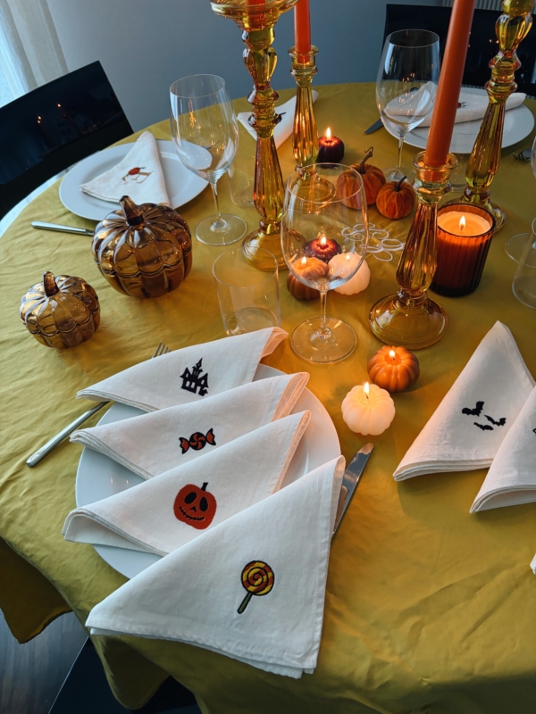 PACK 4 TOVAGLIOLI IN LINO con DISEGNI HALLOWEEN