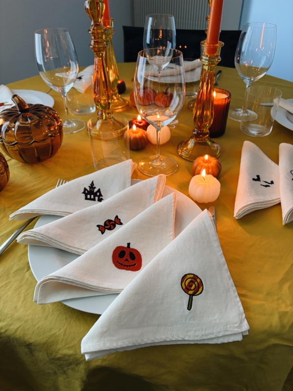 PACK 4 TOVAGLIOLI IN LINO con DISEGNI HALLOWEEN
