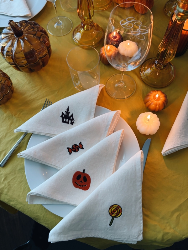 PACK 4 TOVAGLIOLI IN LINO con DISEGNI HALLOWEEN